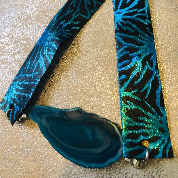 Blue agate holographic necklace - Picture 2 of 6